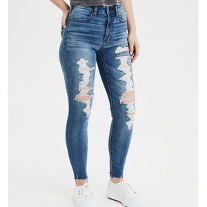 AMERICAN EAGLE RIPPED SKINNY JEANS